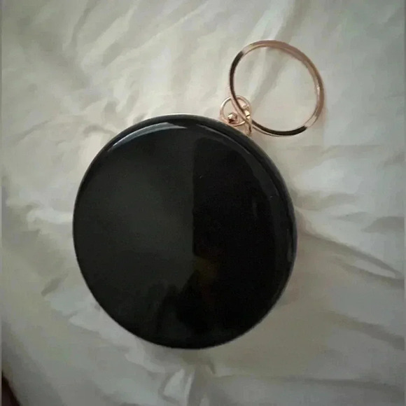 UNBRANDED  FUN ROUND BLACK PATENT VEGAN LEATHER LOOK PURSE SILVER CHAIN - Picture 1 of 16